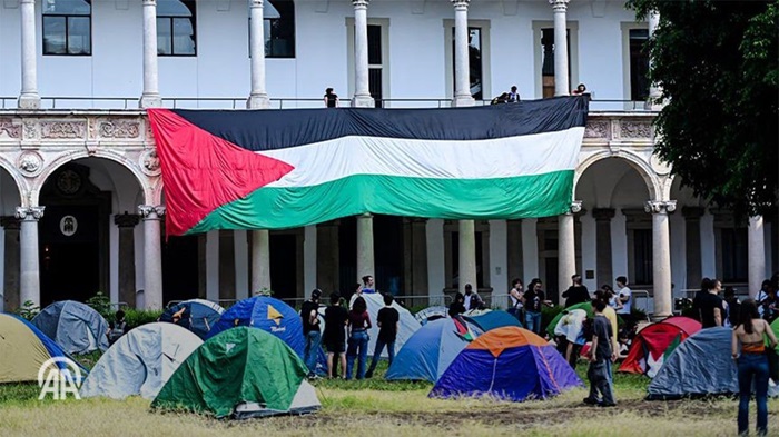 El grupo de estudiantes entró pacíficamente en el jardín del campus universitario coreando “Palestina libre”.