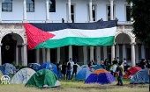 El grupo de estudiantes entró pacíficamente en el jardín del campus universitario coreando “Palestina libre”.